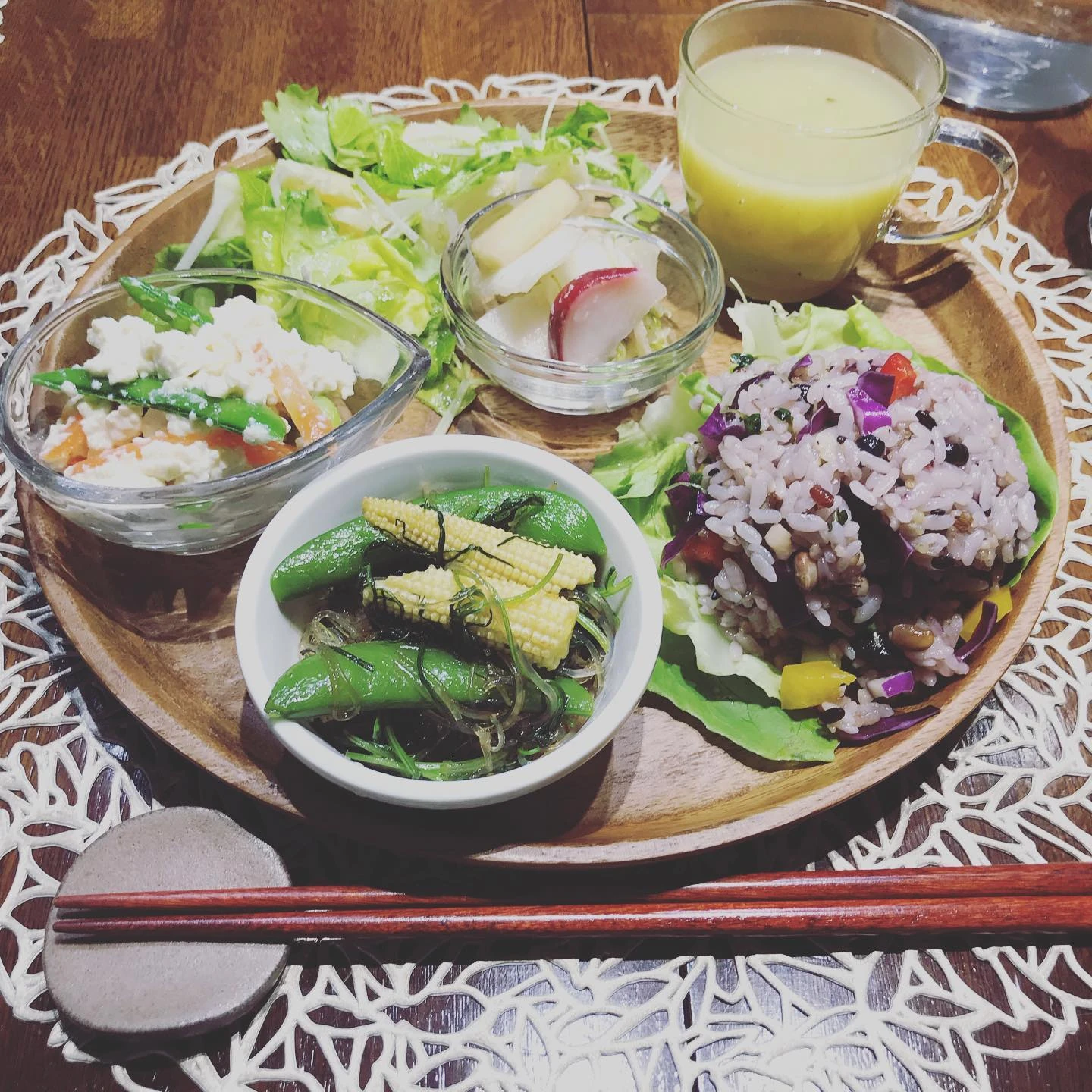 以前習った薬膳料理。雑穀や色とりどりの野菜を盛り合わせた食卓