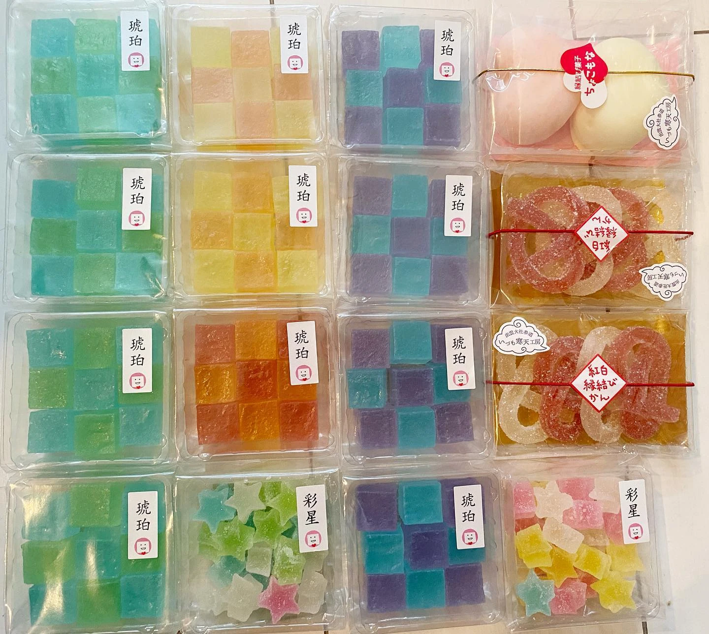 琥珀や星形の寒天菓子など、色とりどりのいづも寒天工房のお土産。2021年の写真